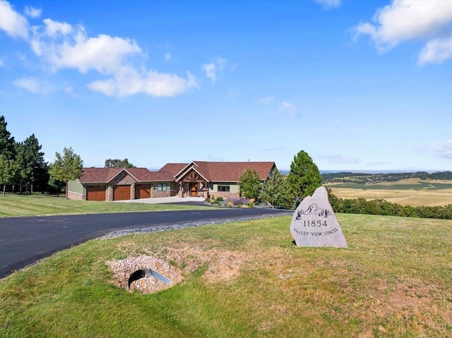 view of front of property with a front yard