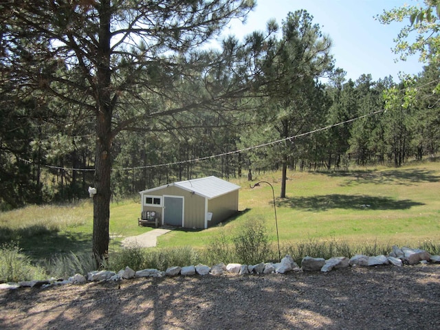 view of yard featuring an outbuilding