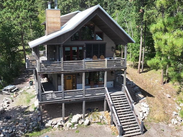 view of front of property featuring a balcony