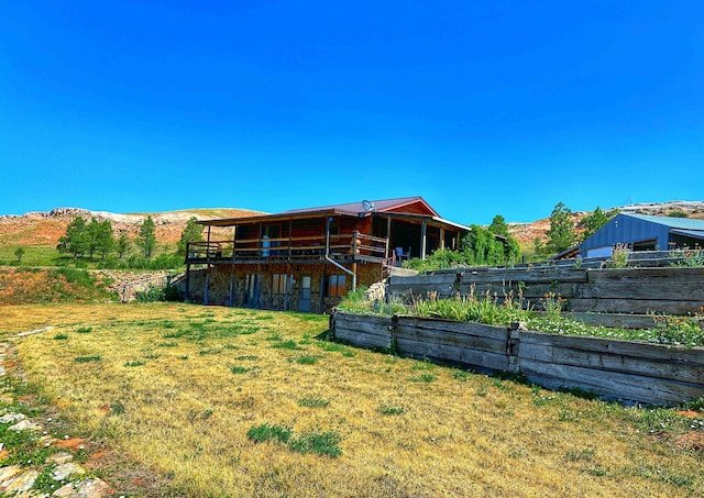 view of yard with a mountain view and an outbuilding