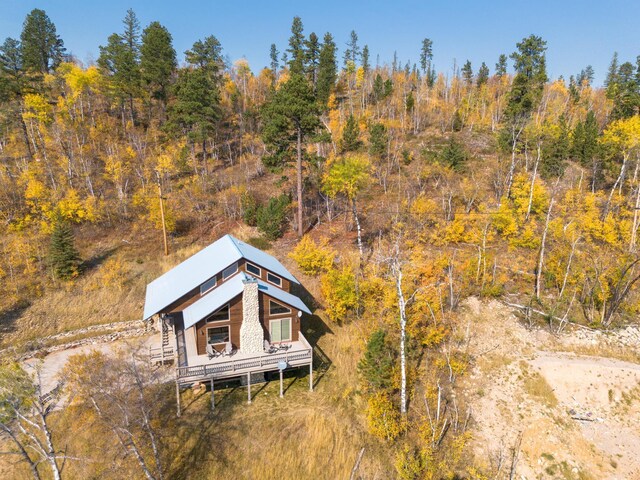 bird's eye view featuring a wooded view