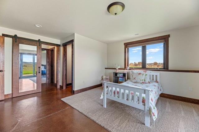 bedroom featuring a barn door