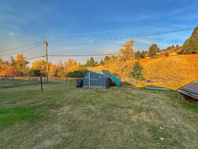 view of yard featuring a storage shed