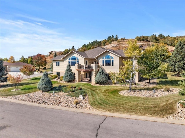 view of front of house featuring a front lawn