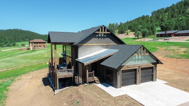 view of front of house featuring a front lawn and a garage