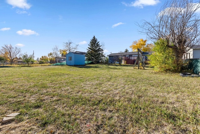 view of yard featuring a shed