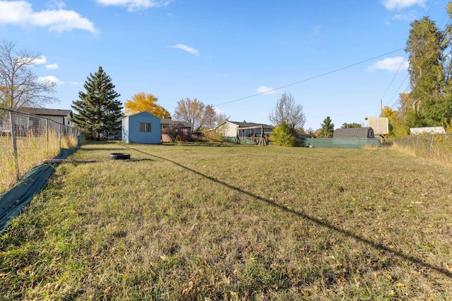 view of yard featuring a storage shed