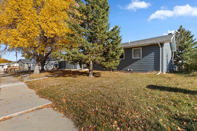 view of front of house featuring a front lawn