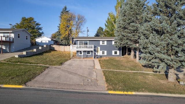 view of front of home featuring a front yard