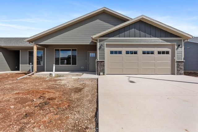 view of front facade featuring a garage