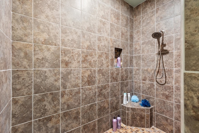 bathroom featuring tiled shower