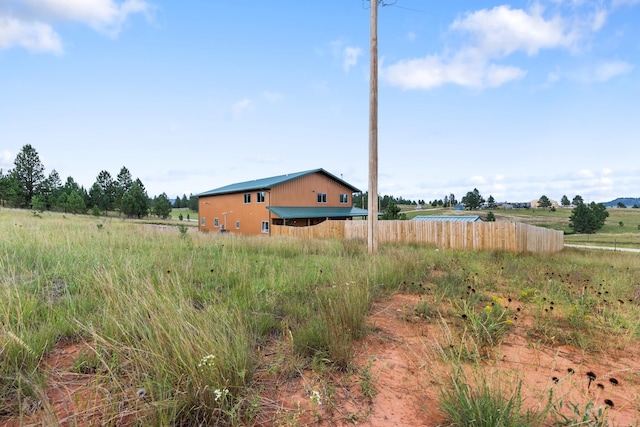 view of yard featuring a rural view