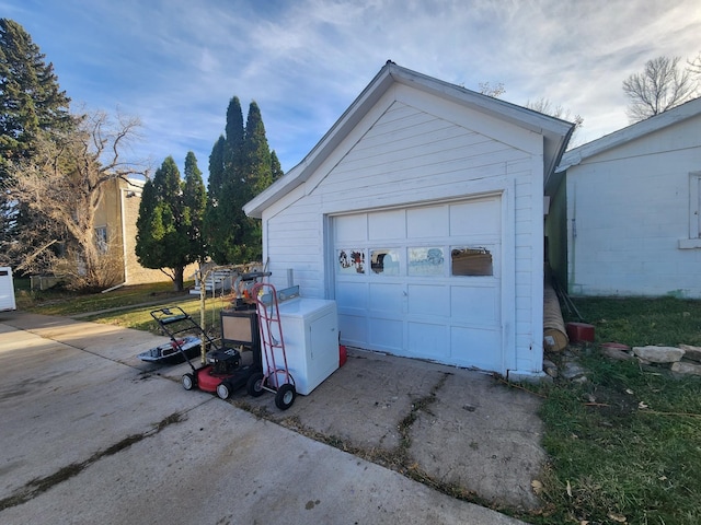 garage with washer / clothes dryer