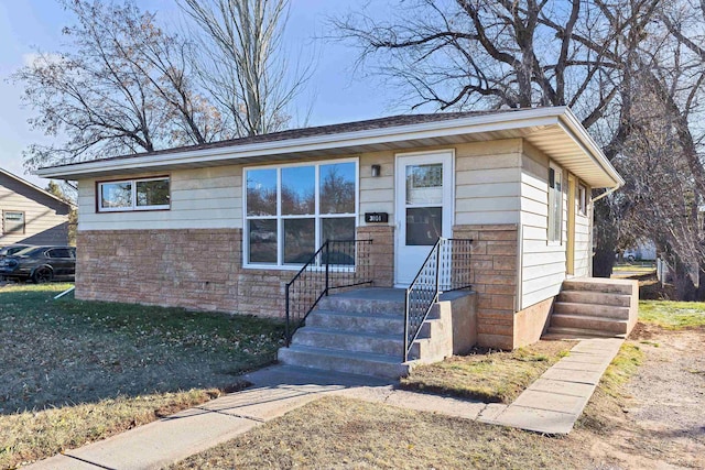 view of front of house featuring a front lawn