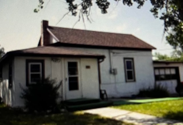 view of front facade featuring a front lawn