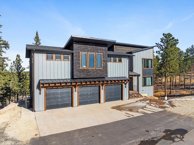 view of front facade with a garage