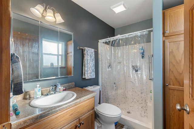 bathroom featuring a shower with curtain, vanity, and toilet