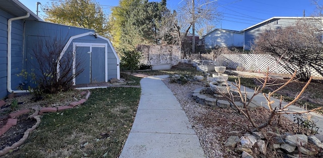 view of yard with a shed