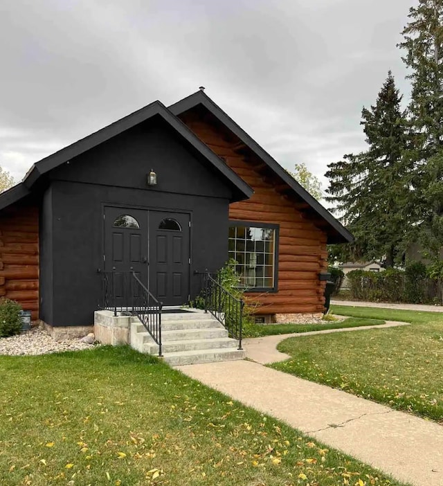 view of front of home featuring a front lawn