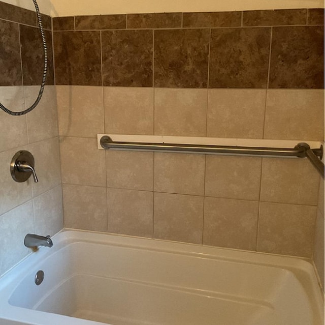 bathroom featuring tiled shower / bath combo