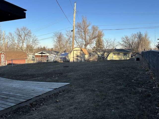 view of yard featuring a shed