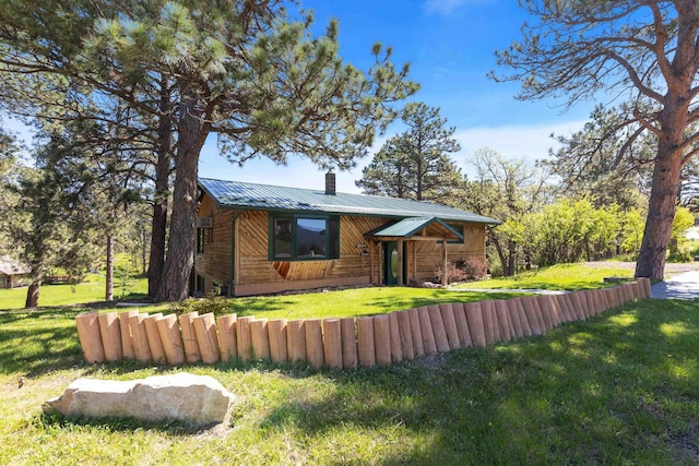 view of front of property featuring a front yard