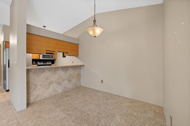 kitchen featuring lofted ceiling, kitchen peninsula, hanging light fixtures, electric range oven, and stainless steel fridge with ice dispenser