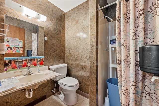 bathroom featuring toilet, curtained shower, and sink