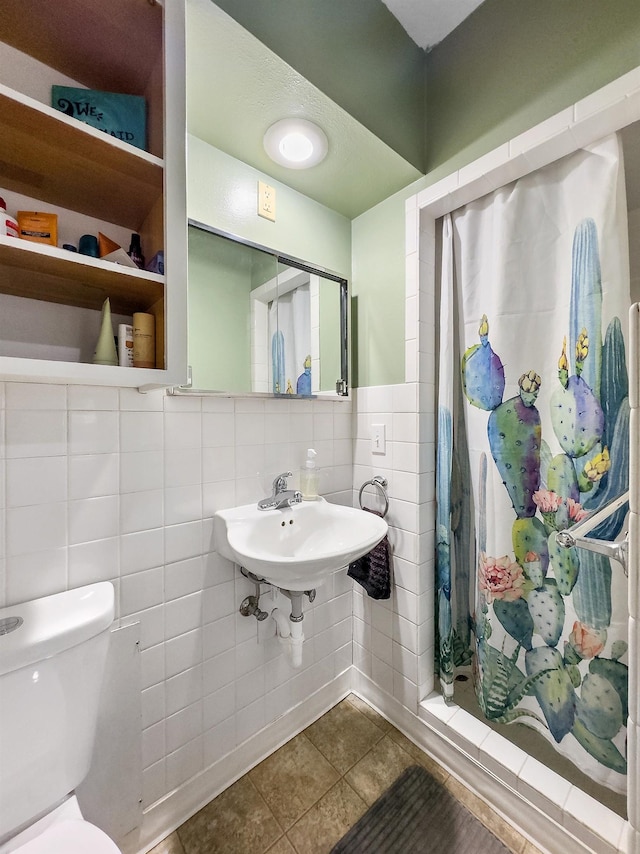 bathroom with curtained shower, tile patterned floors, toilet, decorative backsplash, and tile walls