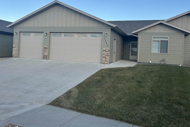 view of front facade featuring a garage and a front lawn