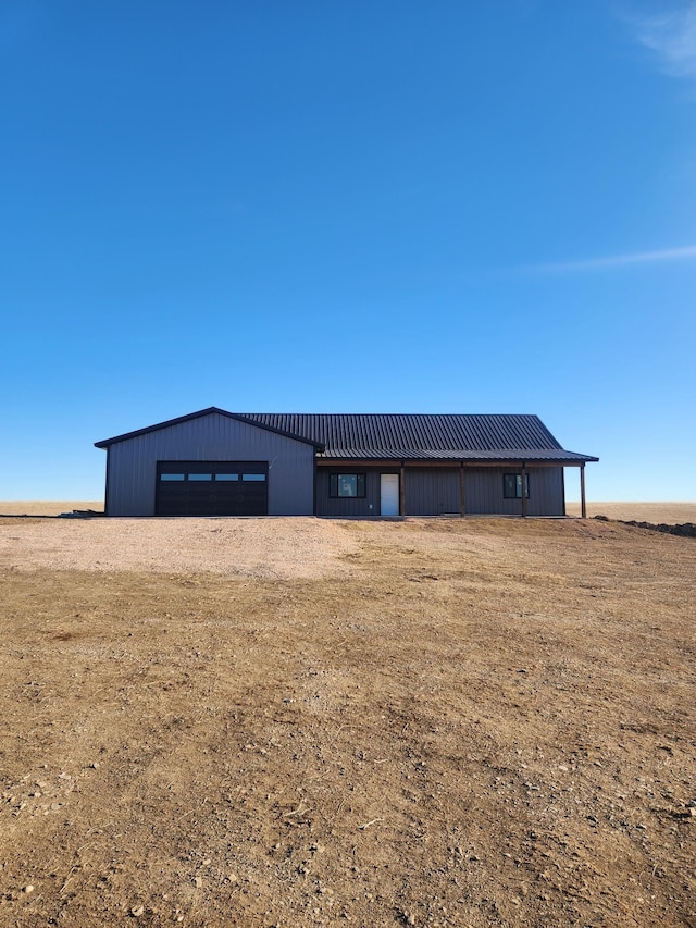 view of front of house featuring an outdoor structure