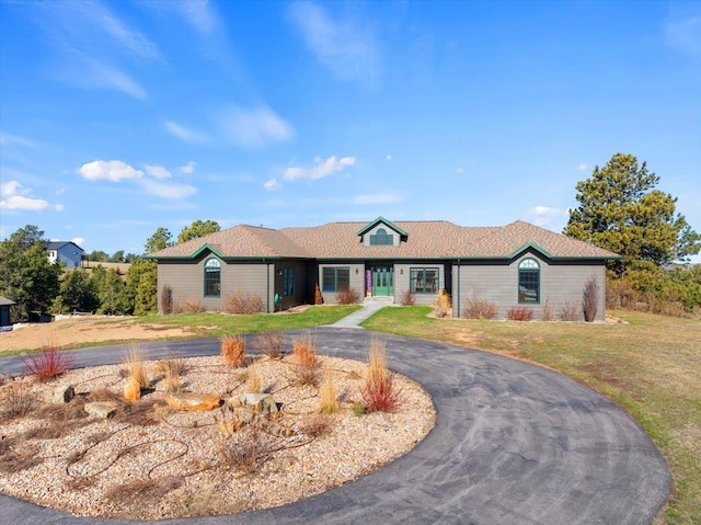 ranch-style house featuring a front yard