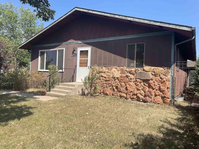 view of front of home featuring a front yard