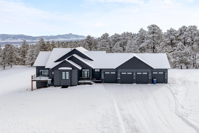 view of front of property featuring a mountain view