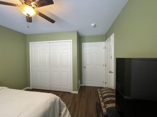 bedroom featuring a textured ceiling, dark hardwood / wood-style flooring, and ceiling fan