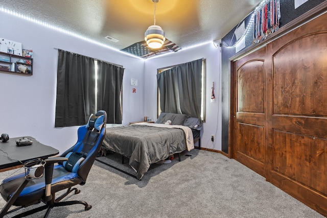 bedroom featuring carpet flooring, a textured ceiling, and ceiling fan