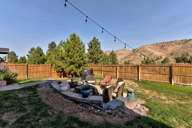 view of yard featuring a mountain view