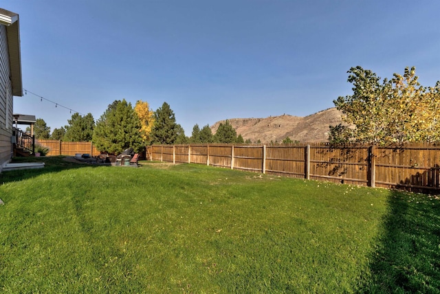 view of yard featuring a mountain view