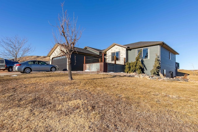 view of front of house featuring a garage and a front yard