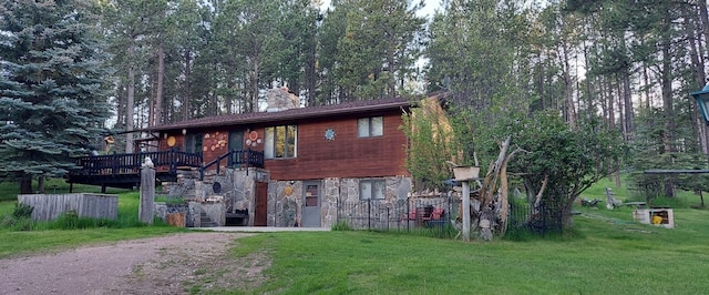 view of front facade featuring a deck and a front lawn