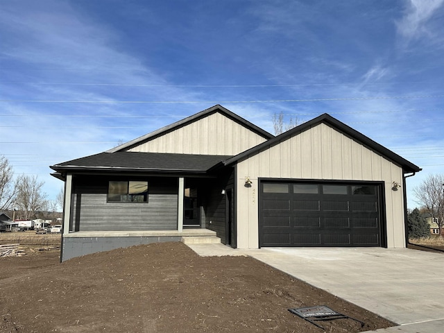 view of front facade featuring a garage