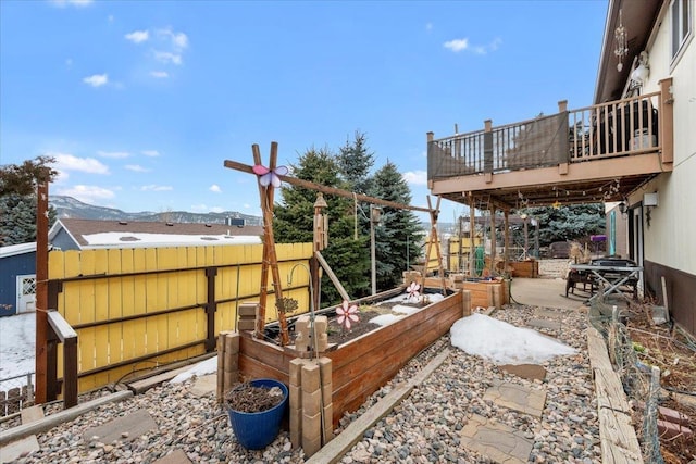 view of yard with a mountain view