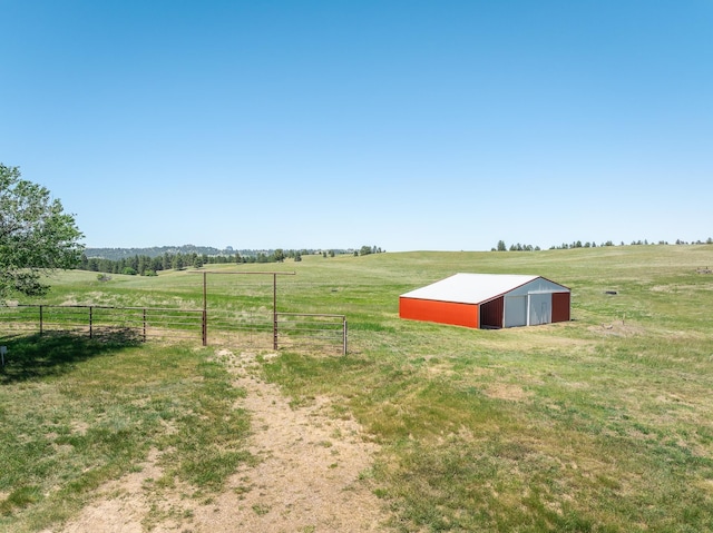 view of yard featuring an outdoor structure and a rural view