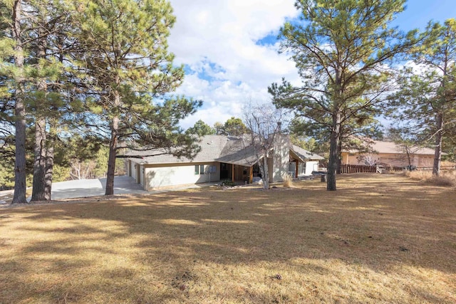 view of front of property featuring a front yard