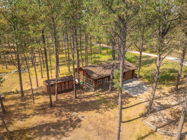 view of front of property featuring an outbuilding and dirt driveway