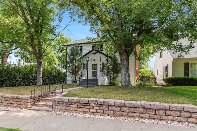 view of front of property featuring a front yard