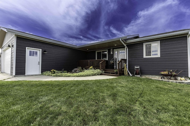 view of front of house with a front lawn and an attached garage