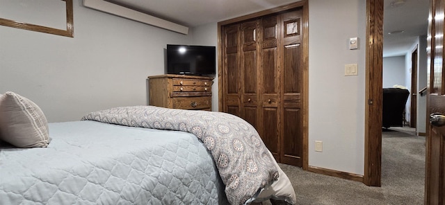 bedroom featuring carpet, baseboards, and a closet