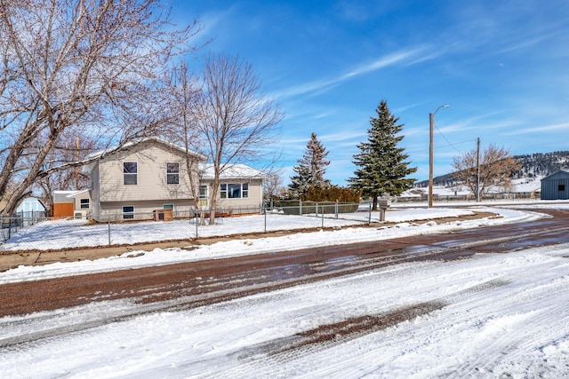 split level home featuring a fenced front yard