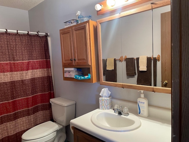 bathroom featuring a shower with shower curtain, toilet, vanity, and a textured ceiling